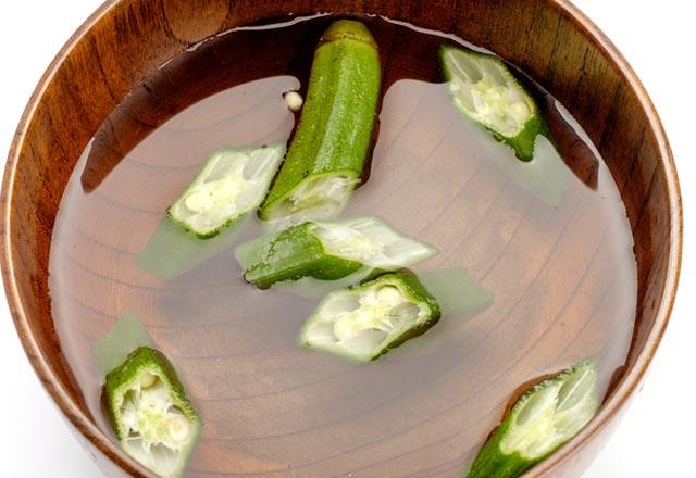 Sanza hacim kazandrmak iin bu ipucundan faydalanabilirsiniz. Yatay dilimlenmi bamyalar smks olana kadar kaynatn. Soumasn bekleyin, bir ka damla limon ekleyin ve son durulamada bu suyu kullann. Bu sanza canllk ve hacim kazandracaktr.