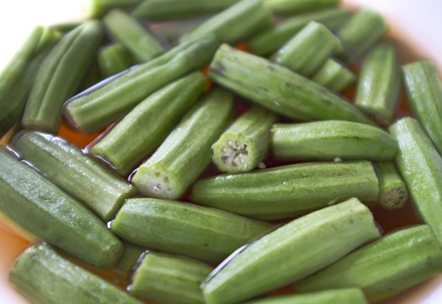 Barsaklardaki toksinleri temizleyerek barsak hastalklarn tedavi ediyor!  <p>  Bamyadaki lifler, kan ekeri dzeylerinin korunmasn ve ince barsakta emiliminin dzenlenmesinde yardmc olur. Bamya probiyotikler olarak bilinen iyi bakterilerin yaylmasn kolaylatrr. Bu bakteriler ince barsakta yourt ile oalanlara benzerdir ve B vitamini kompleksinin sentezlenmesine yardm eder.
