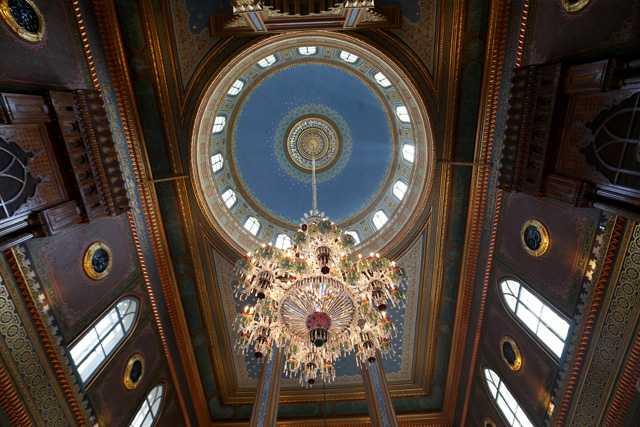 Caminin orta mekannda bulunan avizenin ok deerli olduuna dikkati eken Sar, "Avizenin Alman mparatoru 2. Wilhelm tarafndan camiye hediye edildiini biliyoruz.