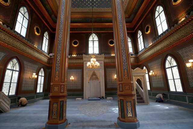 Kalem ileri asndan da ok zengin. Burada karma bir slup var. Seluklu izleri de grlmekte, Osmanl ve 1885'lerde yapldn dnecek olursak barok slup da etken olmaya balam mimaride. Dolaysyla buradaki kalem ilerinin raspa yntemiyle orijinallerine ulald. Onlarda iyiletirmeler yapld. Yine stma, soutma sistemleri, tm elden geirilerek daha uzun yllar ibadet edilir mekan haline getirilmeye alld."