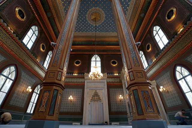 Salamlatrmayla ilgili drenajlar yapld. Caminin iine geldiimizde grld zere ok zengin sslemeler var. Yldz motifleri olan bir eser bu. Bunlarn hepsi temizlendi.