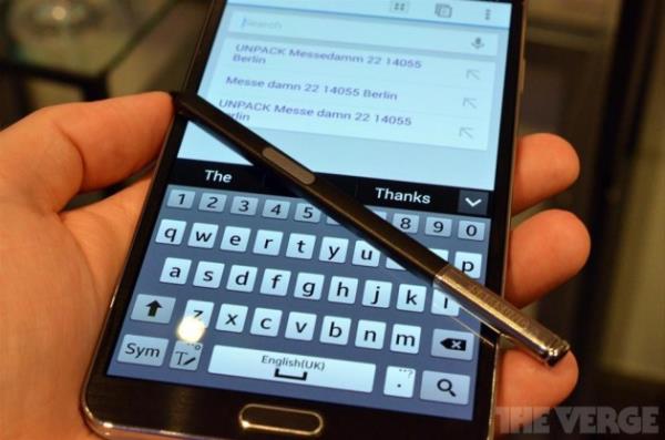 <p><b>Galaxy Note 3</b></p>  32 ve 64 GB'lk dahili bellee sahip modellerle sunulan Note 3, 64 GB'a kadar hafza kart destekleyen microSD giriine sahip.