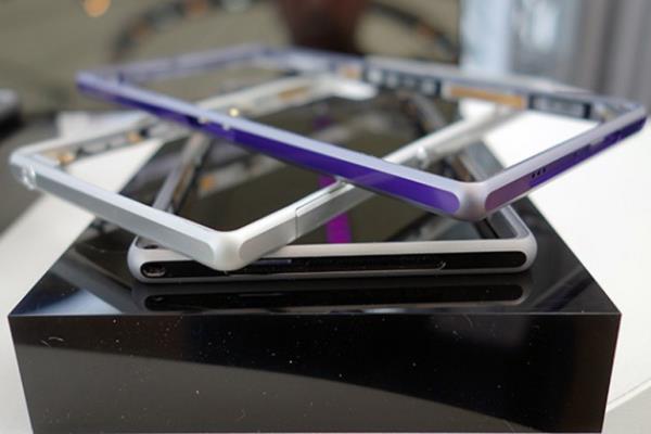 <p><b>Sony Xperia Z1</b></p>  Cihazn metal ereveleri k grnmne katk salyor.