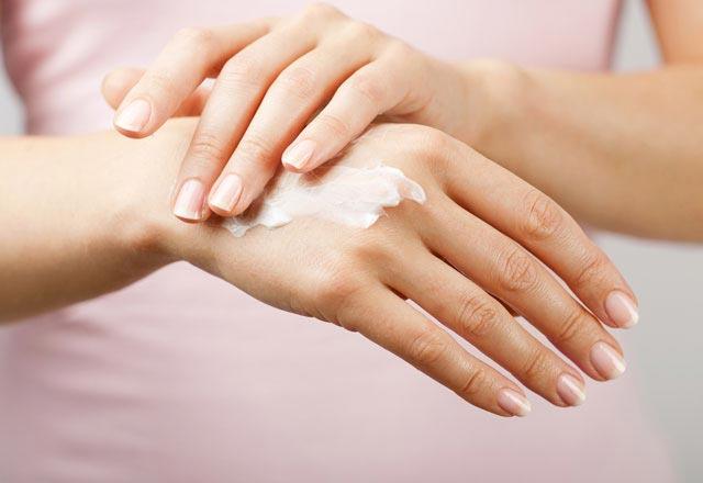 yi bir nemlendirici iyi bir ampuan kadar nemlidir. Dolaysyla ne olursa olsun ellerinize nemlendirici srmeyi unutmayn. Tabii bunu yaparken her saat ba yapmanza gerek yok. Gnde iki kez ellerinizi nemlendirmeniz yeterli olacaktr.