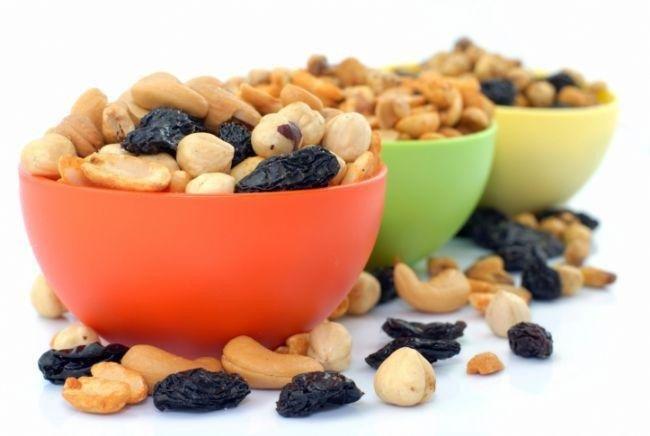 2- Fndk kuru zm karm = fndn kilo vermeye katks tartlmaz, kuru zm ile beraber yersek, demir ve flavonoidlerden zengin bir karm elde ederek metabolizmamzn hzna katkda bulunmu oluruz.