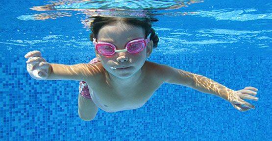 1 - Kas ve kemik geliimini hzlandryor  <p>    Yzme srasnda tm vcut ayn anda ve senkronize bir biimde alyor. Bu koordineli alma sonunda her bir kas eit oranda geliiyor ve gleniyor. Bu sayede ilerleyen yalarda sakatlanma riski de azalyor. Yzerken zellikle gs, omuz ve srt kaslar daha youn alyor. Ayrca bacak ve kol kaslar da gleniyor. Prof. Dr. Binnet, bu sporla ilgilenen ocuklarn kas ve kemik geliiminin daha hzl olmasna bal boylarnn da yatlarna gre daha hzl uzadn ve vcutlarnn da orantl ekilde gelitiini sylyor.