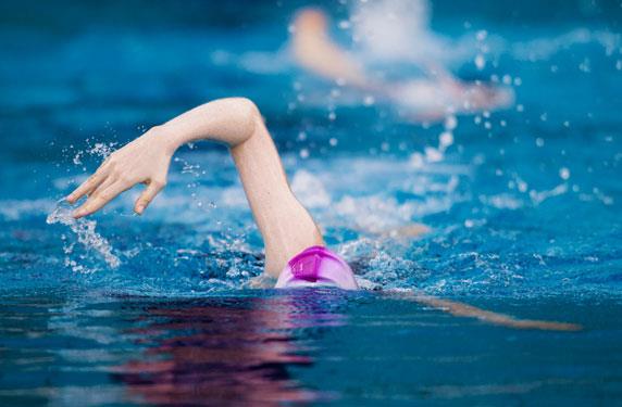 4 - Motor becerilerini artryor<p>    ocukluk dneminde zellikle daha hareketi ocuklar iin dmelere bal kazalar nemli bir risk oluturuyor. Ancak yzme ak alanda yaplan koma, atlama gibi sporlara oranla dme riskinin ok daha az olmas nedeniyle tercih edilebilecek sporlar arasnda yer alyor. Prof. Dr. Binnet, zellikle kas tonusunun (kasn harekete kar gsterdii diren) dk olmas nedeniyle denge kayb yaayan ve bu nedenle dme riski daha fazla olan ocuklarda tercih edilebilecek sporlardan biri olduunu syledi. ocuklar suyun iinde arlksz hale geldikleri iin dk kas tonusu hareket kabiliyetini daha az engel oluyor. Motor becerilerini gelitirerek daha iyi denge salamalarna da yardmc oluyor.