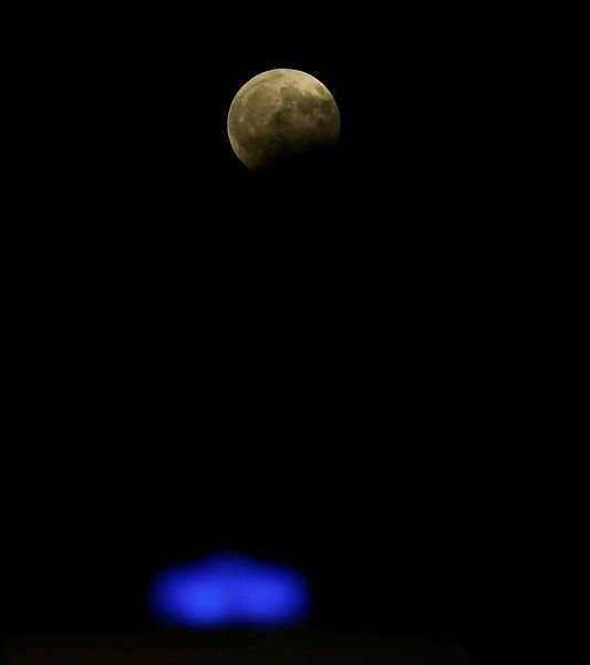 Astronomi merakllarnn bekledikleri paral ay tutulmas gerekleti. plak gzle grlebilen ay tutulmas akam saatlerinden itibaren stanbul'da grlmeye baland. Ay, Trkiye saati ile (TS) 20.23 sularnda dnyann tam glge konisine girerek paral tutulma balad. Tutulma ortasna 21.20 civarnda ulalrken tutulma TS 22.18'de tutulma sona erdi.