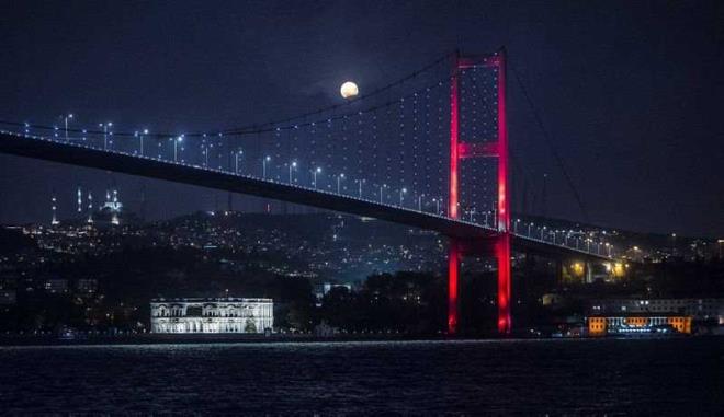 Teleskopla baktk. Gzel dilekler tutulmayz bu akam. Karanlkta kalan bir yan var. Bildiim kadaryla dnyann glgesiymi" dedi.