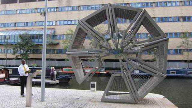 Rolling Kprs, ngiltere Heatherwick Studio tarafndan tasarlanan dll Rolling Kprs Londra'da yer alyor.