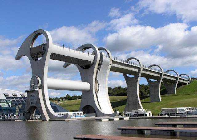 Falkirk Wheel 21. yzyln ok fazla duyulmam aheserlerinden biri olan The Falkirk Wheel, skoya&#8217;da ina edilmitir ve kotlar farkl iki kanal birbirine balama amal olarak kullanlmaktadr. Balad kanallar Forth ve Clyde kanal ile Union kanaldr. Forth ve Clyde kanal Union kanalndan 35 metre aadadr.