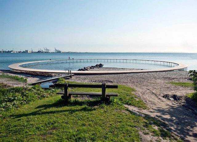 Infinite Bridge Danimarka&#8217;nn Arhus kentinin muhteem sahillerinde bu yl ina edilen daire eklindeki kpr Infinite Bridge (sonsuz kpr), gnmz mimarisinin alternatif, sade ama grkemli rneklerinden birini gzler nne seriyor. 60 metre apndaki dairesel iskele, denizden ikier-er metrelik ayaklarda ykseliyor. Boazii Kprs&#8217;nn yksekliinin 65 metre olduunu dnrsek, &#8216;sonsuz kpr&#8217;nn apn ve bykln hayal etmek kolaylaabilir.