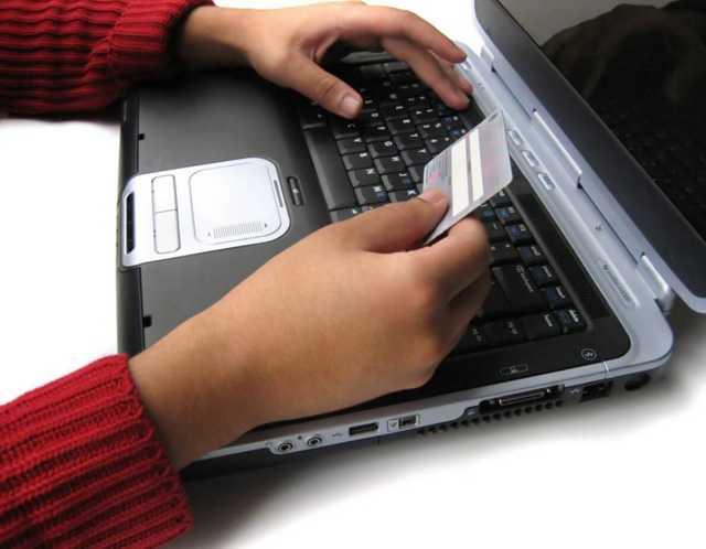 Notta, Bankaclk Dzenleme ve Denetleme Kurulu&#8217;nun (BDDK) 27 Ekim 2016 tarihinde iletilen talimatna atfta bulunuluyor. Bu talimata gre, kart sahiplerinin aka talebinin bulunmad hallerde, bireysel banka kart ve kredi kartlarnn internet alveriine kapal olarak retilmesi ve konuyla ilgili BDDK teblii ncesinde kart retilmi tm kart sahiplerinden de bu talebin toplanmas gerekiyor.