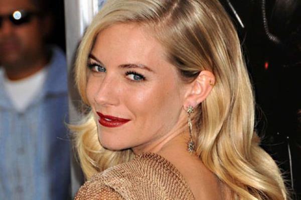 <p><b>Sienna Miller</b></p>  Roland Mouret
