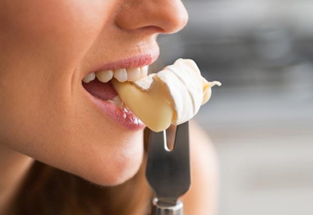 Ayn zamanda peynir, kalsiyum ihtiyacn karladndan, dii tutan evresel kemikteki dayankll artryor. Yemekten kalkarken tketeceimiz bir dilim peynir, bu sisteme ciddi anlamda katk salayacaktr.