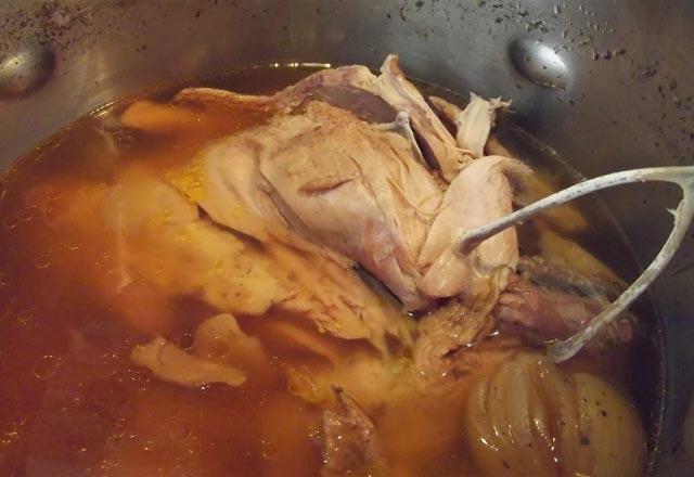 Gerek ky tavuunun suyu pierken koyu bir renk oluyor. Markette satlan tavuklarn suyunun aksine kahverengi bir grnt oluturuyor.