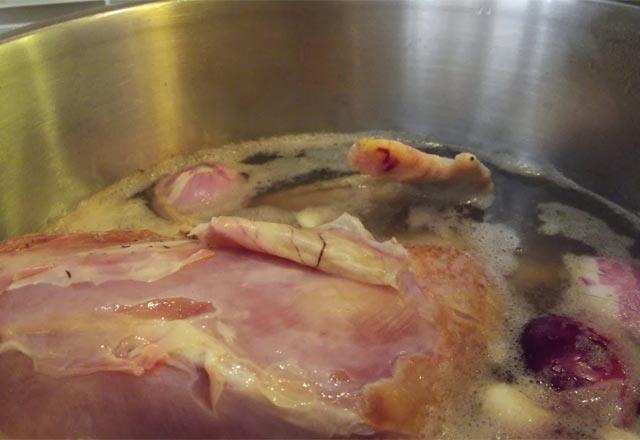 Ky tavuu pierken ok zor piiyor. Markette satlan tavuklarn pime sresi en fazla yarm saat srerken gerek ky tavuklar en az 1 buuk saatte piiyor.