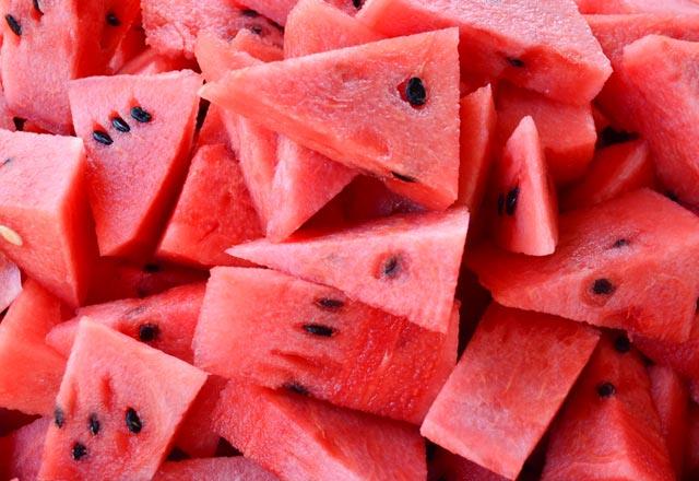 C vitamini alnmal<p>    C vitamini vcudun baklk sistemini gl tutmas asndan olduka yararl bir vitamin. C vitamini eksikliinde vcutta viral enfeksiyonlar, eitli iltihabik hastalklar hatta ciddi lmcl hastalklar bile olabiliyor. Bu nedenle zellikle yaz aylarnda C vitamini depolamak gerekiyor.