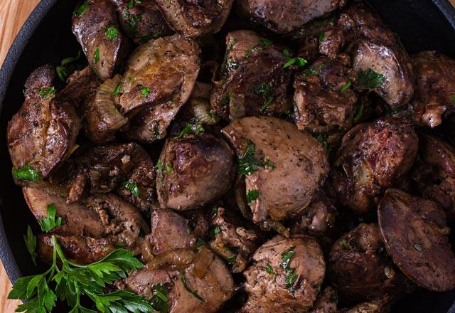 A vitamini alnmal  <p>Yaz aylarnda gneten gelen ultraviyole nlar, hcrelerimize zarar vererek cilt krklklarna ve erken yalanmaya neden olabiliyor hatta deri kanseri gibi nemli salk sorunlarn da beraberinde getirebiliyor. Bunun nne gemek iin cildi onarc etkisi olan A, C ve E gibi antioksidan vitaminlerden faydalanmak yaz aylarnda son derece nemli.