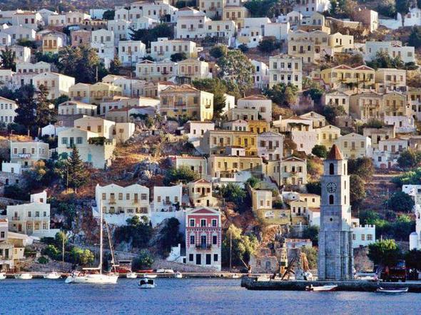 Gney Kbrs, oturma izni olanlarn iletmelerinde yzde 12.5 gibi dk bir kurumlar uygulamasyla biliniyor.