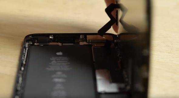 Ardndan iPhone'un ii alm durumda.