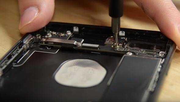 Ardndan cihazn ana kartn da karabiliriz.