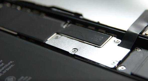 te bu ksmn vidalar sklecek ve iPhone tam olarak ikiye ayrlm olacak.