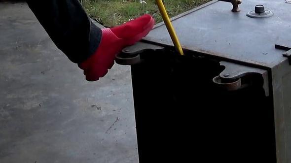 Almas olduka g olan kasann kesilmesi iin demir makas, spiral makinesi kullanld.