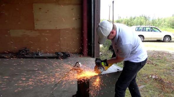 Demir kesme aracyla iine ulamaya altklar kutuyu amak iin ekile vurdular.