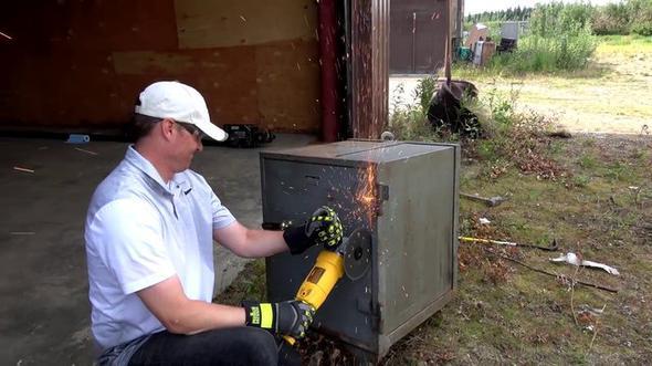 Youtube'da yayn yapan 'what's inside' isimli kanal, 30 sene boyunca kilitli kalan bir kasay amaya koyuldu.