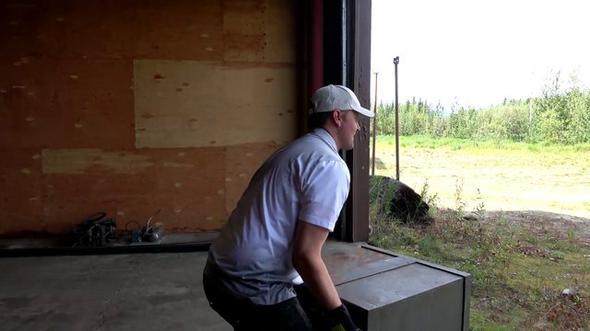 Programda grev alan baba oulun olduka zorlanarak at gizemli kasann iinden kanlar artt.