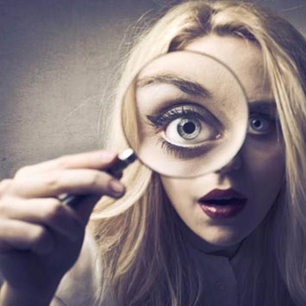 nsanlar gerek yzleriyle deil de maskeleriyle karnzda oluyor genelde. Bu anlamda insan hayata da hazrlyor aslnda niversite yllar.   Herkese kolay gvenmeyin ama kendinizi darya da kapatmayn. nsanlar test edin; menfaat, para, fedakrlk sz konusu olduunda neler yapabildiklerini grn, beraber yolculuk edin. niversite bu anlamda da hayatn kk bir kopyas.