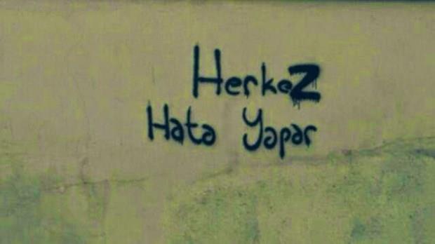 Evet doru duydunuz, hata yapn, daha dorusu hata yapmaktan korkmayn. Hatalar olmadan byyemeyiz, onlar olmadan renemeyiz.   Olumsuz gzken her eye bir tecrbe gzyle bakn ve onlardan bir anlam kartmaya aln.   Tabii gz gre gre bir yanln ya da acnn iine atmayn kendinizi; ama bunlar yaadnzda bunun insanln ortak kaderi olduunu ve hayatn bunlarla mn kazandn da bilin.