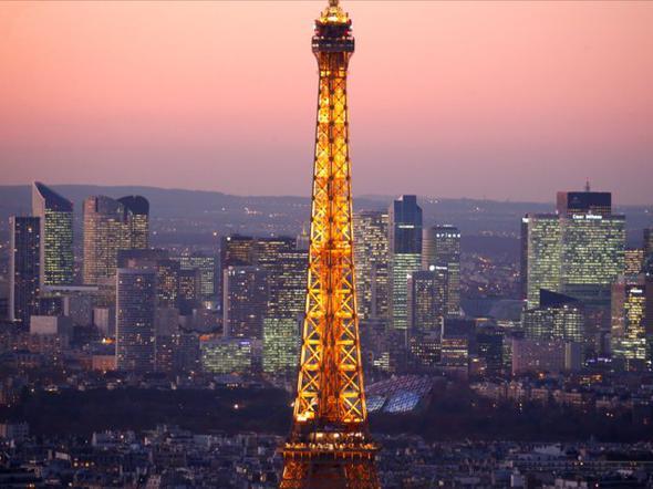 Sras: 20  <p>  ehir: Paris  <p>  lke: Fransa<p>    Aylk Ortalama Maa: 2583 dolar