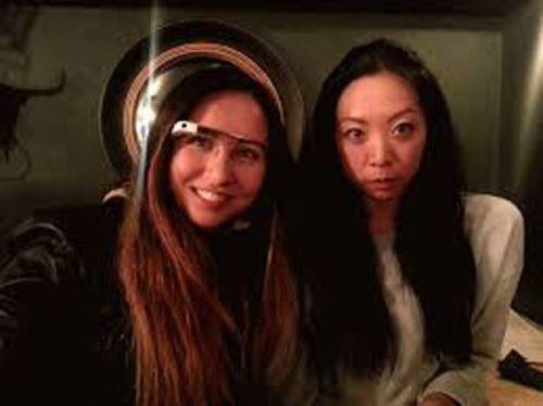 Her ikisi de Google gzlklerini takan Brin ve Rosenberg, dnyann en ok konutuu iftler arasna girdi.