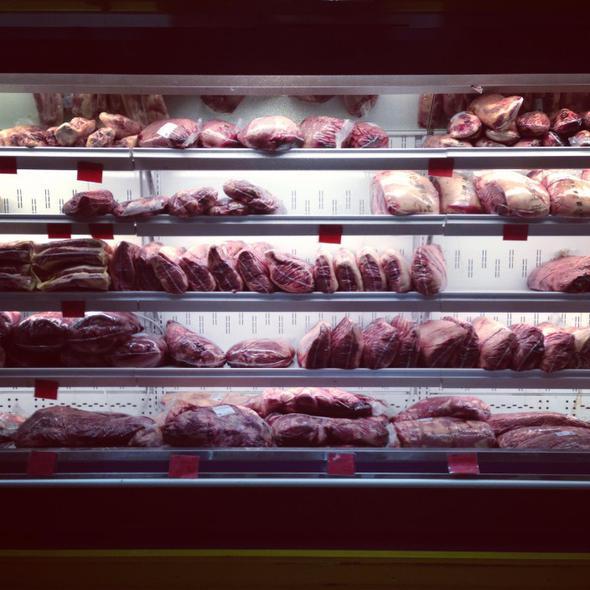 Et: Yeil veya sar renk olmamaldr<br>  Etin kendi rengi dnda yeil veya sar renklere sahip olmas tketilmemesi gerektiinin habercisidir. Ayrca kabnda ok fazla su veya kan bulunuyorsa, bayat olduunu gsterir. Ar yumuak ve yapkan bir hale sahip olmas da tazeliini yitirdiinin gstergesidir.