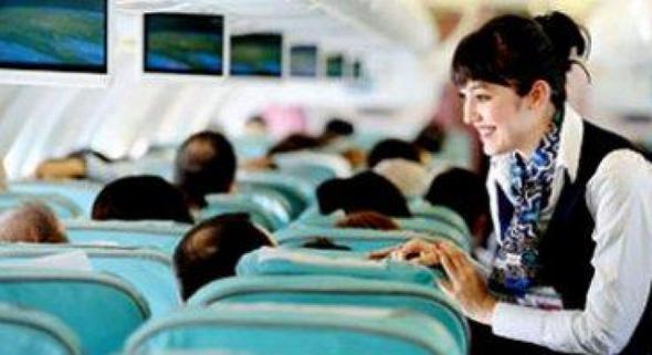 Hostesler yemek servisi iin geceyi beklemeyi tercih edebilir. Bylece hem daha fazla insann uyuduu saatlere gelinir ve bu sayede i yk daha azdr.