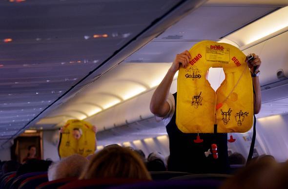 Genellikle yolcular acil durum can yeleklerini uaktan alyorlar. (Yani oturduunuz koltuun altnda bir can yelei olmayabilir)