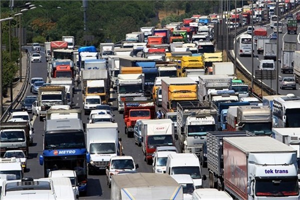 <p><b>18 Nisan</b></p>  Benzin fiyatlarnda Nisan aynda ikinci kez d yaand. 4,56 Tl'den satlan benzin yln en dk dzeyine geriledi.