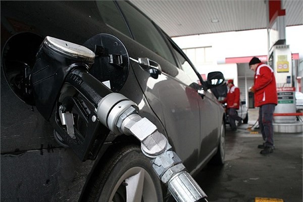 <p><b>9 Nisan</b></p>  Benzinde 11 kuru daha indirime gidildi, litre fiyat 4,63 TL'ye geriledi.