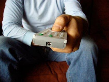 TV KUMANDASI... Televizyon kumandas� ev aletleri i�inde en kirliler aras�nda yer al�yor. Cep telefonunu ya da bilgisayar klavyesini temizlemek daha kolay olsa da kumandan�n minik d��melerinin aras�n� temizleyip kurumas�n� beklemek pek de kolay olmuyor �zellikle kanal de�i�tirmek i�in sab�rs�zlananlar varsa...