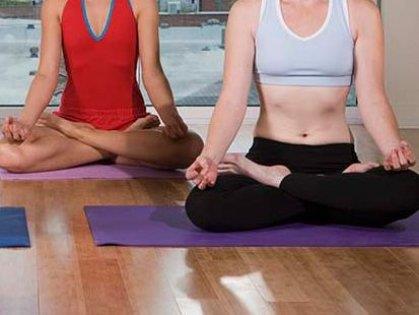 SPOR SALONLARINDA KULLANILAN ALETLER...Spor salonlar�nda kullan�lan aletler mikroplar�n bolca bulundu�u yerlerdir. Herg�n onlarca ki�inin kulland��� bu aletler herkesten ge�en mikroplarla dolup ta�ar. Spor yapanlar�n terlerinden ge�en mikroplara da ev sahipli�i yapan bu alanlar olduk�a tehlikelidir. Spor sonras�nda mutlaka du� almak gerekir.