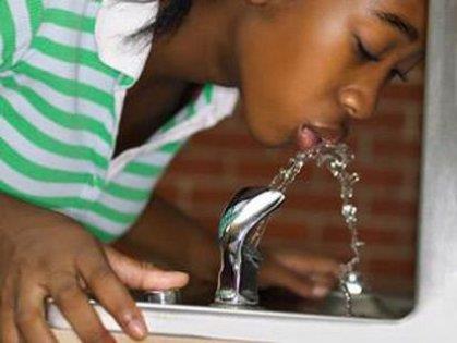 Islak ortamlarda bakteri �ok �abuk �reme imkan� bulur. �e�me musluklar� veya evde kullan�lan su sebilleri de mikroplar�n bolca bulundu�u yerlerdir. Elinizi y�kamak i�in muslu�u a�mak zorunda kal�rs�n�z ve elinizdeki t�m mikroplar muslu�un �st�nde kal�r. Musluk y�zeyleri klozet kapaklar�ndan iki kat daha fazla mikrop i�erir. 2 binden fazla mikrop bu alanlarda bulunmaktad�r.