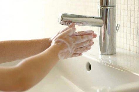 TUVALETLER...En mikroplu yerlerden bir tanesi de tuvaletlerdir. Bol su ile y�kanamad��� i�in fazla mikrop �retebilir fakat daha �nce de belirtti�imiz gibi tuvaletler d�zenli olarak dezenfekte edildi�i i�in sayd���m�z di�er y�zeylere g�re yine de daha temizdir