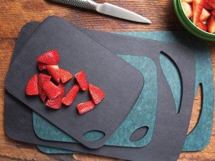 DO�RAMA TAHTALARI...Mutfakta belki de en �ok i�inize yarayan ara� en mikroplu ara�t�r asl�nda. Yeme�inizi haz�rlarken sebzeleri kesmek i�in �zerine koydu�unuz do�rama tahtalar� tuvaletteki klozet kapaklar�ndan 200 kat daha fazla bakteri i�erir. Bu mutfak aletini g�zelce y�kamadan sak�n rafa kald�rmay�n. Beklemi� yiyecek kal�nt�lar� bakterilerin en rahat �redi�i yerdir.