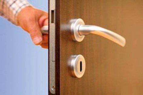 KAPI KOLLARI... En �ok tutulup en az temizlenen yerlerden biri de kap� kollar�d�r. G�n i�erisinde o kadar �ok insan taraf�ndan kullan�l�r ki �zerinde biriken kir, pas ve mikrobu tahmin bile edemezsiniz.