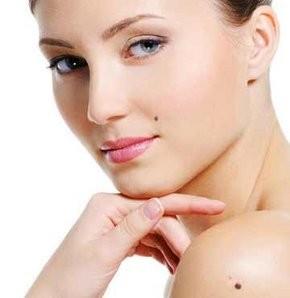 Baz ailelerde benlerin genetik olarak kanser gelitirmeye yatkn olduuna da dikkati eken Akyol, byle genetik yatknl bulunan aile fertlerinde "atipik" benlerden, "melanom" ad verilen kanser gelime riskinin yksek olduunu szlerine ekledi.