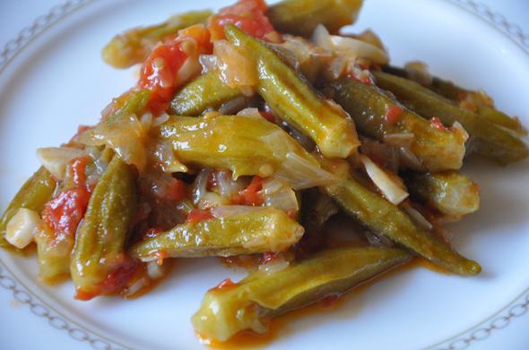 Zeytinyal Bamya<p>    Taze veya kurutulmu olarak zeytinya ile piirildiinde vazgeilmeyen bir lezzet. Sarmsak, domates, havu gibi yaz sebzeleri ile harmanlandnda bir tabak daha yemek isteyebilirsiniz.