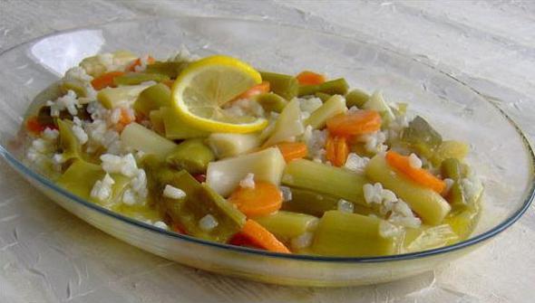 Zeytinyal Havulu Prasa<p>    Soangillerden bir sebze olan prasa doal antibiyotik etkisi ile mutfamzda yerini alyor. Kendi suyuyla halis zeytinya eliinde piip dereotu ile aromalandnda sklkla tercih edeceiniz bir yemek olacak.