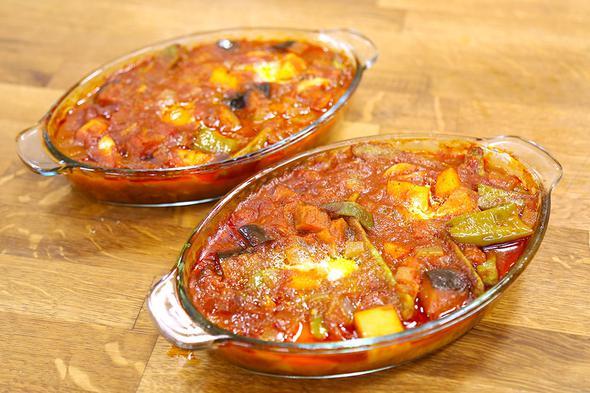 Yaz Trls<p>    Akla gelen her sebze ve et tr ile yaplabilen trl tepside veya gvete pimeye uygun bir yemek. ri doranm yaz sebzeleri zeytinya ile sotelenip domates ve suyu ile piirildiinde tad damanzda kalacak.